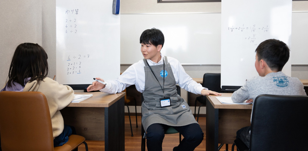 個別指導をする塾長と生徒