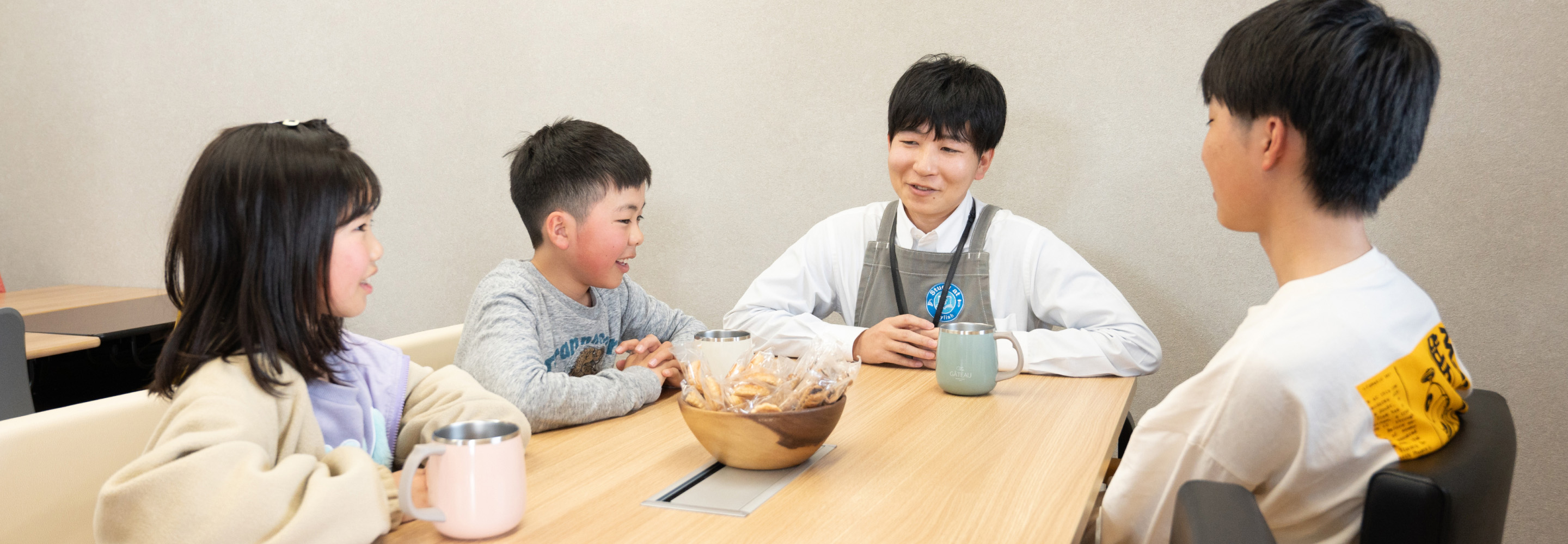 学習塾「Study at 西尾」の塾長と生徒が談笑する様子