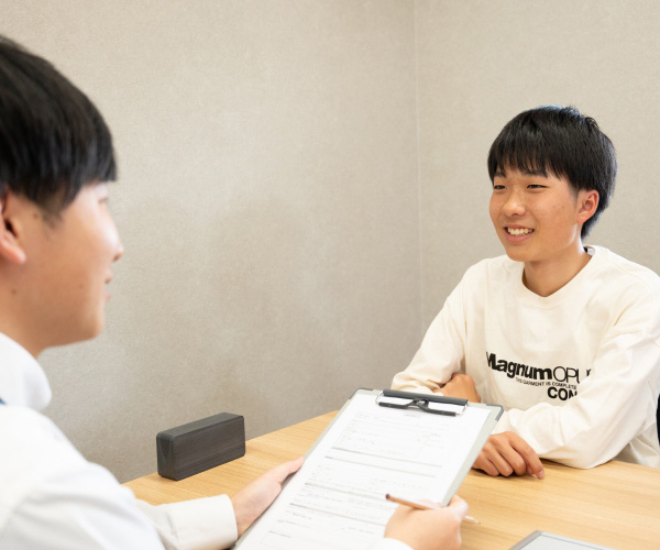 紹介割・移籍割での入会の説明を受ける生徒